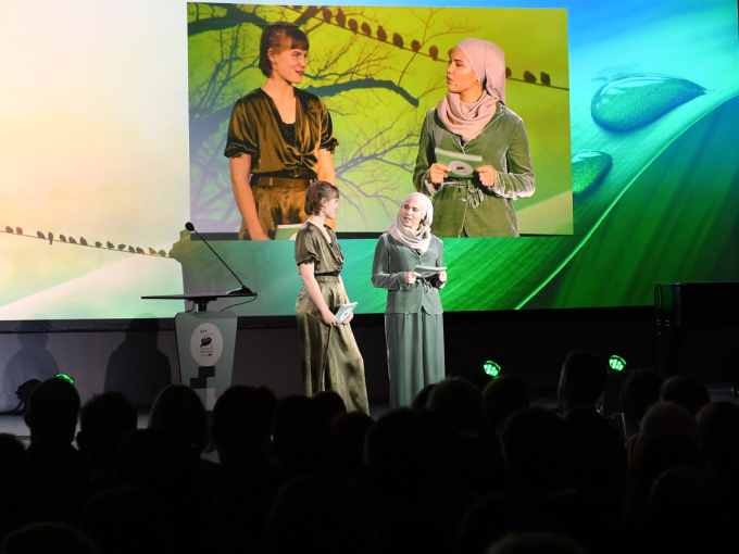 Iman Meskini og Gina Gylver ledet publikum gjennom programmet. Foto: Sven Gj. Gjeruldsen, Det kongelige hoff